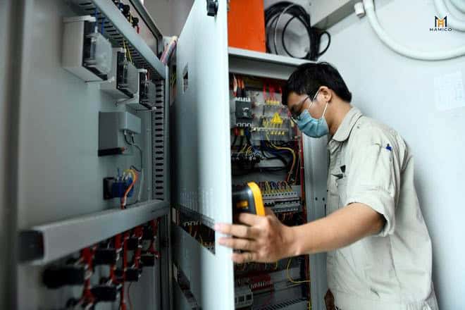 Kỹ thuật viên HAMICO kiểm tra tủ điện thang máy