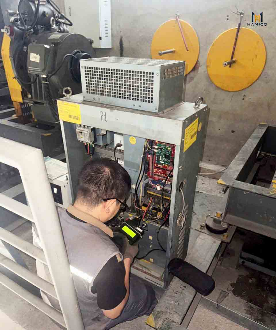 Kỹ thuật viên HAMICO kiểm tra hệ thống điện thang máy