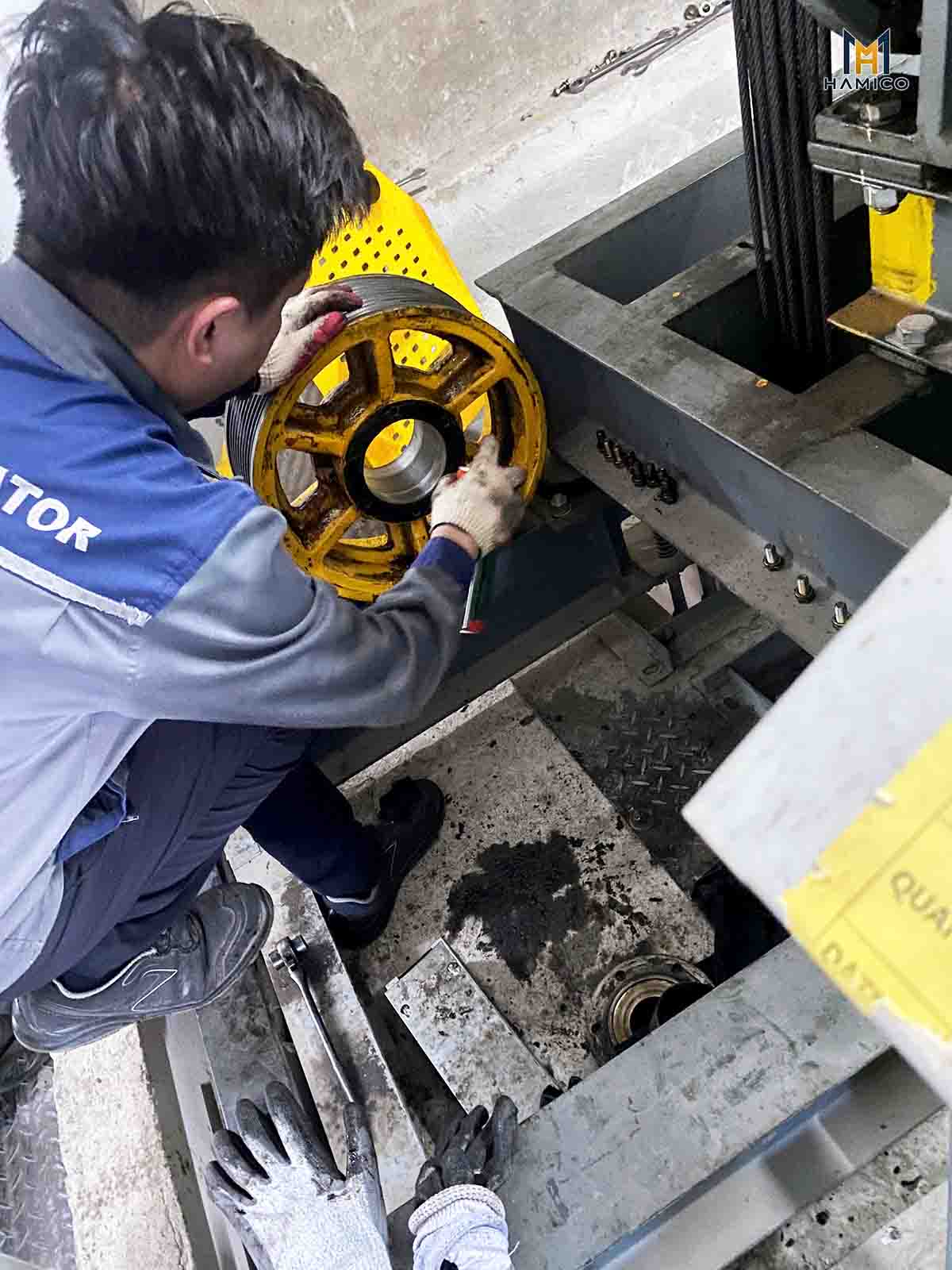 Kỹ thuật viên HAMICO kiểm tra thay thế các linh kiện lỗi, hỏng của thang máy